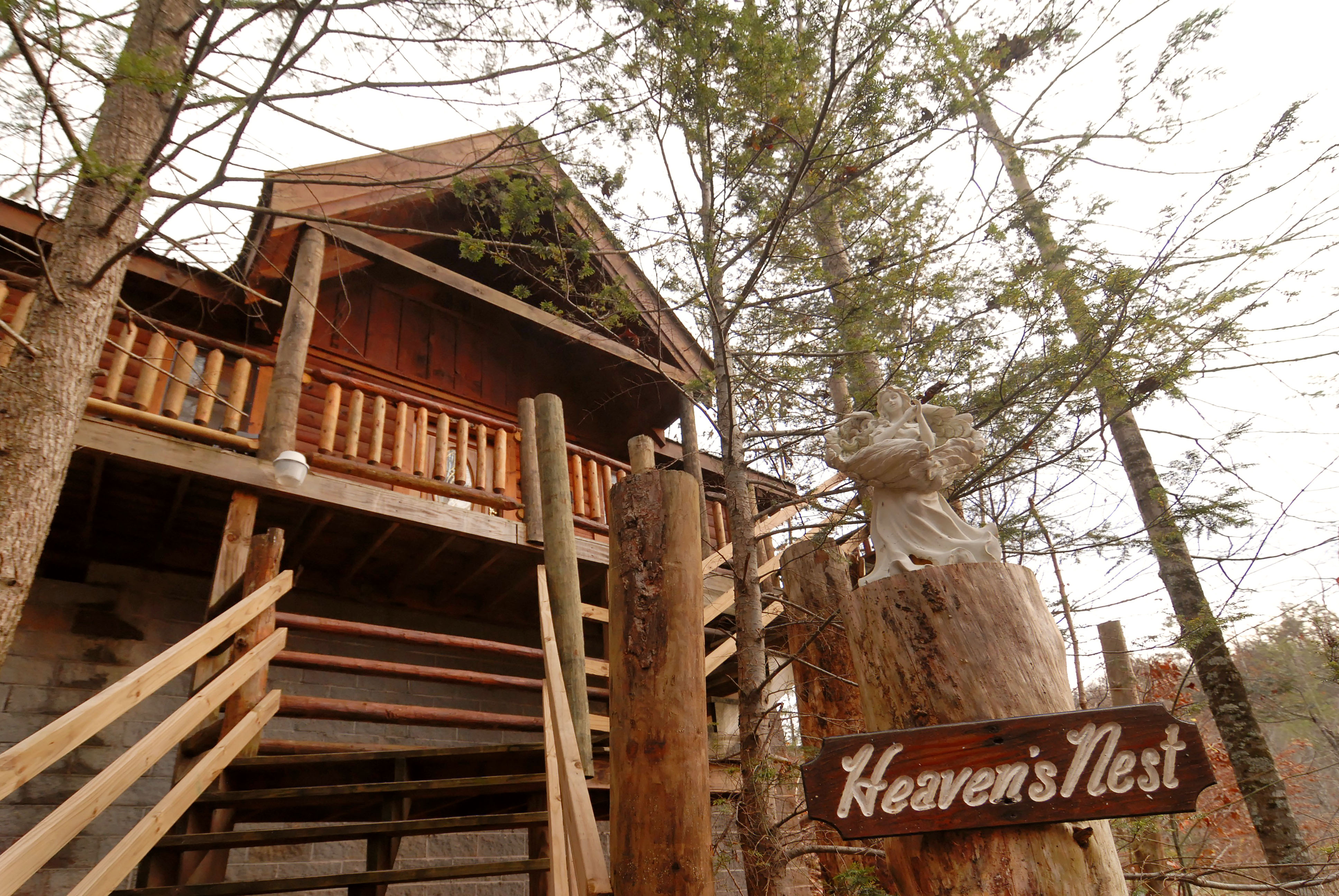 Heaven's Nest Sky Harbour 950 Secluded Pigeon Pet Friendly